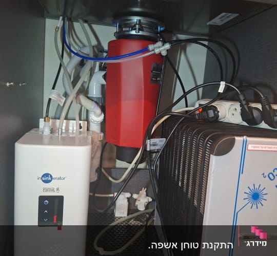 התקנת טוחן אשפה ומערכת מים תת-כיורית בארון המטבח